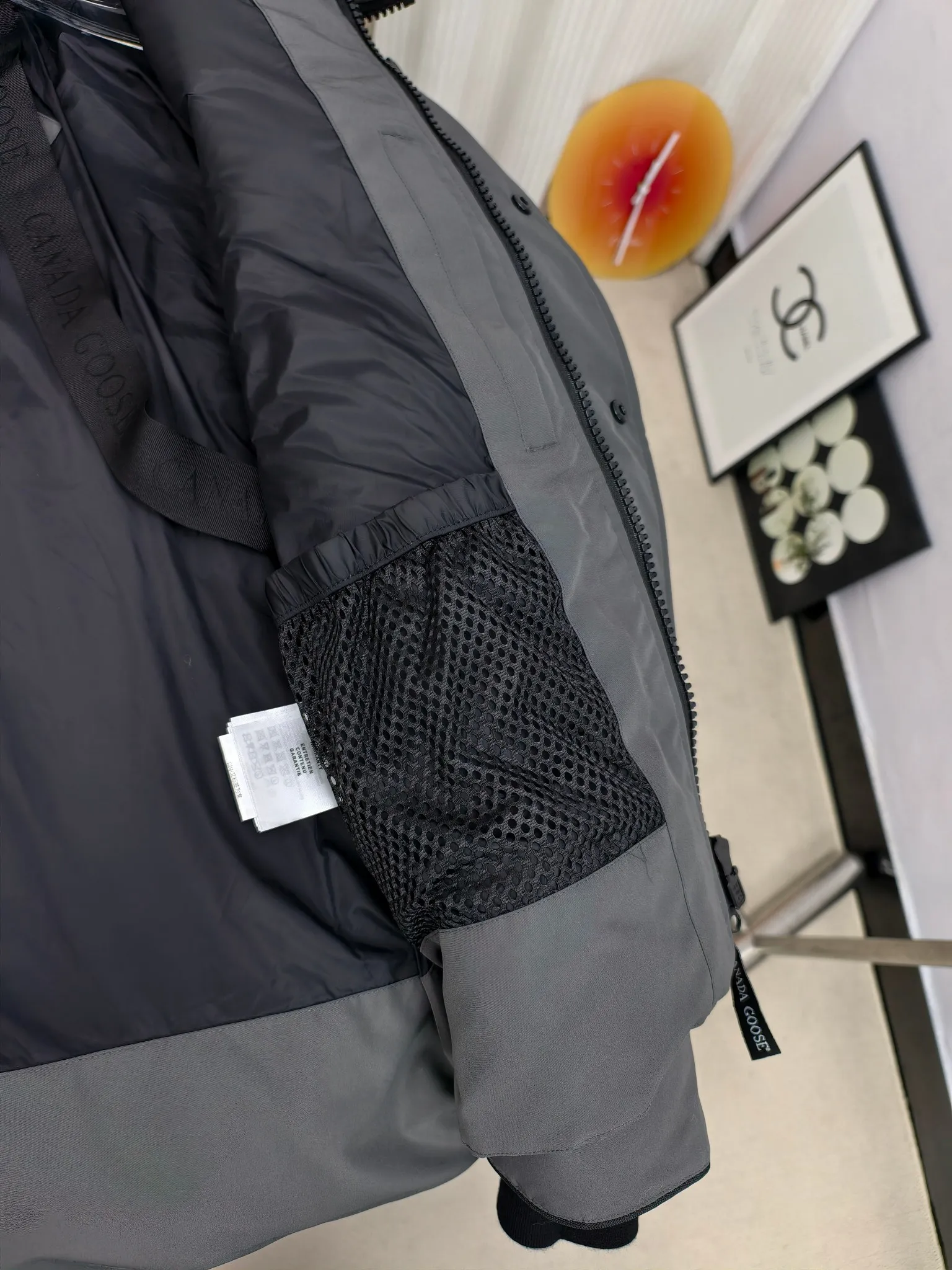 P700————2080M/New 17 models (higher version) Canada goose MacMillan parka. The MacMillan Parka features an innovative design with a streamlined hood detail, added shoulder straps and two additional interior pockets. This hip-length parka offers warmth and style with its quilted design and curved hem. Filled with extremely fluffy white duck down. The MacMillan Parka provides essential protection in all weathers. The adjustable down-connected hood improves warmth and protects against harsh weather. Rib knit cuffs tucked into the interior. The hood is equipped with a detachable zipper guard, and the hood trim can be replaced to create a personalized style and provide more protection (this jacket can be matched with wolf fur collar accessories, choose by yourself) ❤️The only version in the market Color: black red label black black label gray red label gray black label off-white red label navy red label Size: XS-2XL